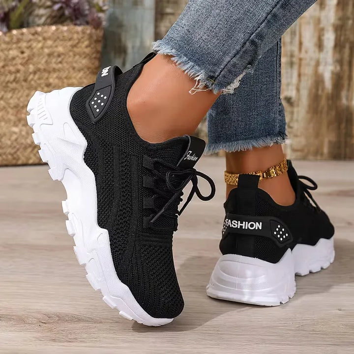 Witte dames lage sneaker, tijdloos en comfortabel, ideaal voor een trendy look, dagelijks gebruik.