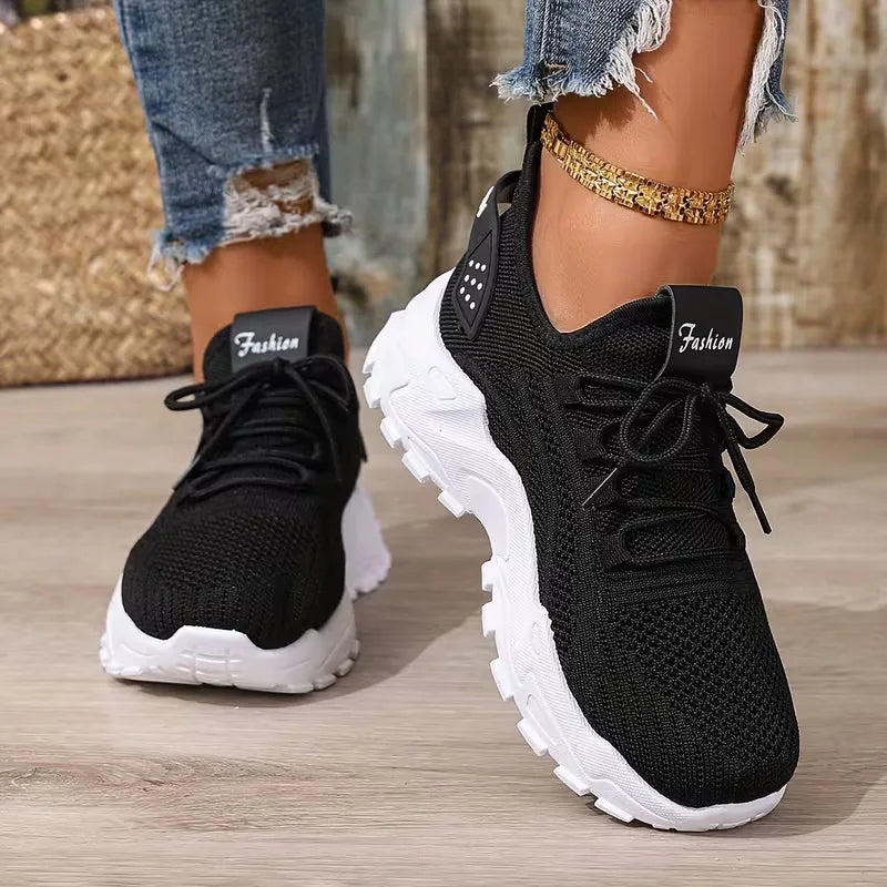 Beige dames lage sneaker, casual en chique, perfect voor zomerdagen en vakantieplezier.