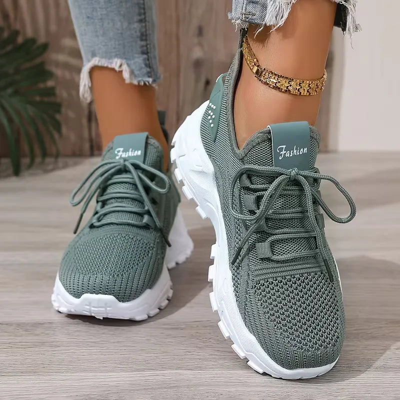 Moderne dames lage sneaker, comfortabel en ademend, ideaal voor warme dagen en een actieve levensstijl.