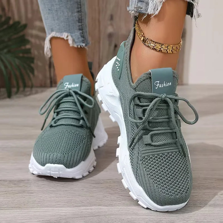 Moderne dames lage sneaker, comfortabel en ademend, ideaal voor warme dagen en een actieve levensstijl.