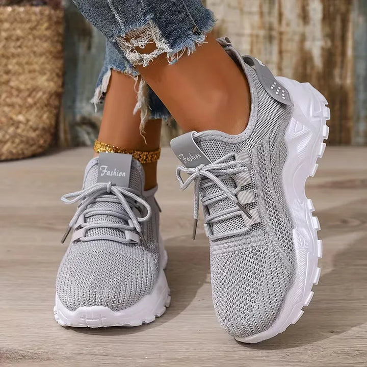 Sportieve dames lage sneaker, veterschoen met comfortabele pasvorm, perfect voor vakantie en zomer.