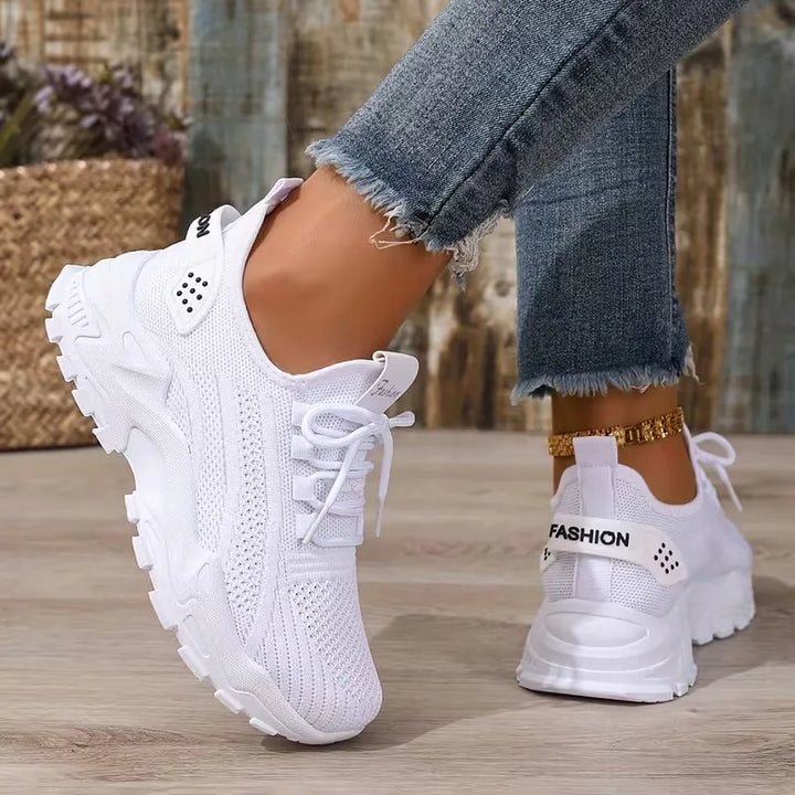 Trendy dames veterschoen in sportieve stijl, lage pasvorm, perfect voor zomer en vakantie.