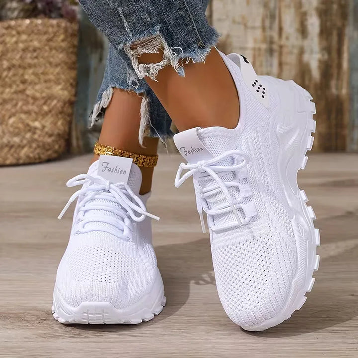 Beige dames lage sneaker, perfecte keuze voor comfort en stijl op vakantie en in de zomer.