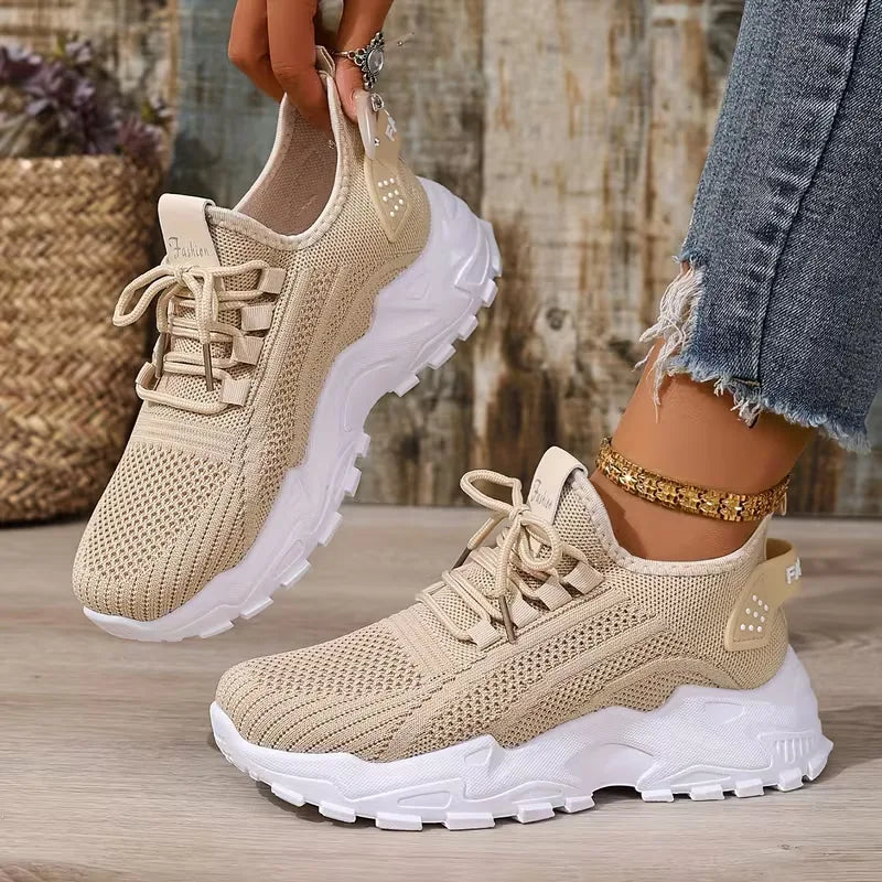 Zwarte dames lage sneaker met veters, comfortabel essentieel item voor elke trendy garderobe.