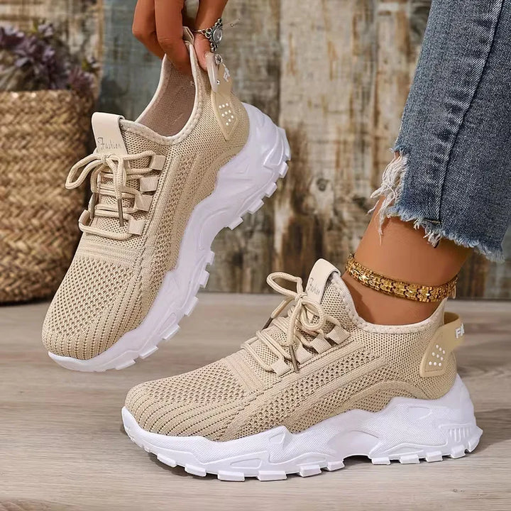 Zwarte dames lage sneaker met veters, comfortabel essentieel item voor elke trendy garderobe.