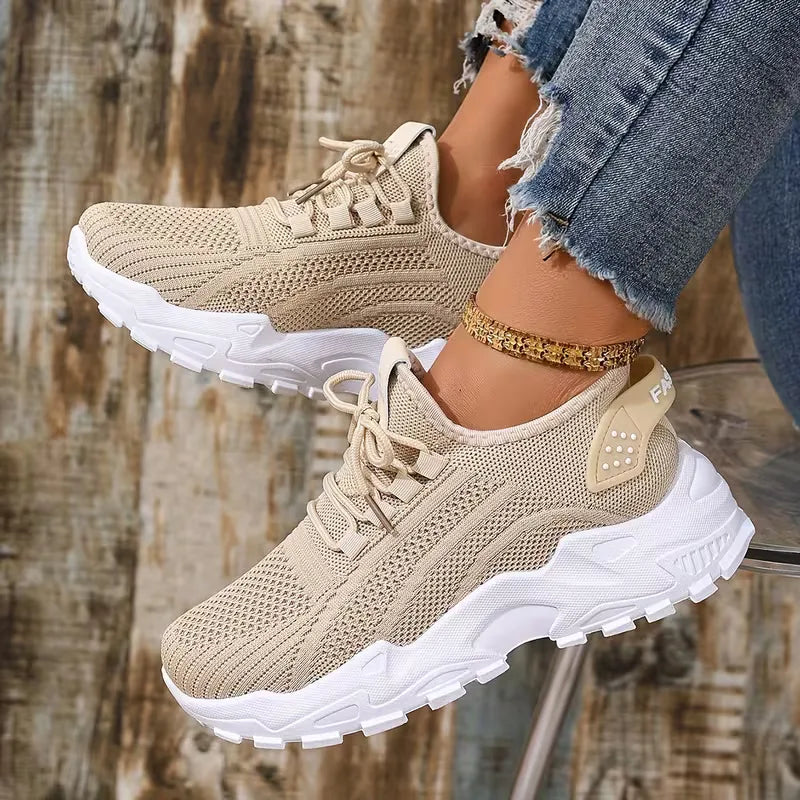 Comfortabele dames lage sneaker, geschikt voor lange wandelingen en sportieve, casual outfits.
