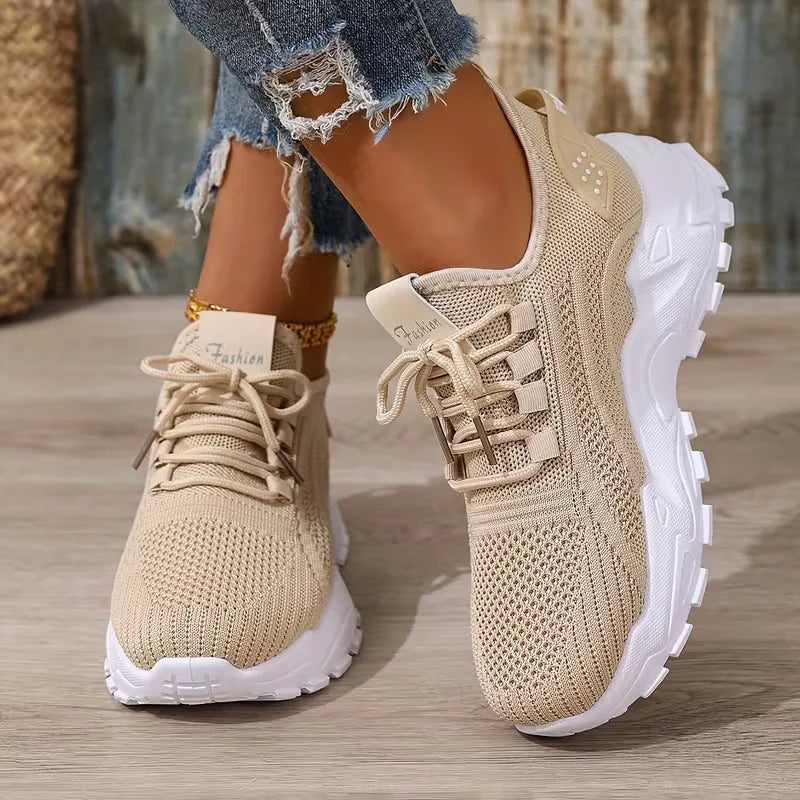 Moderne dames sneaker met lage pasvorm, combineert mode met ultiem comfort en dagelijks gemak.