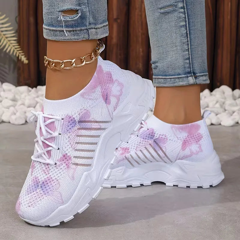 Dames lage sneaker met vlinderprint. Casual comfortabele schoen met platformzool voor vrouwen.