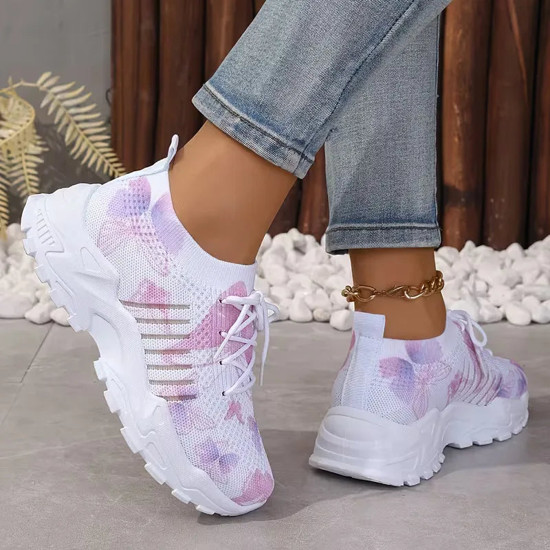 Speelse dames lage sneaker met kleurrijke vlinderprint. Comfortabele veterschoen met platformzool.