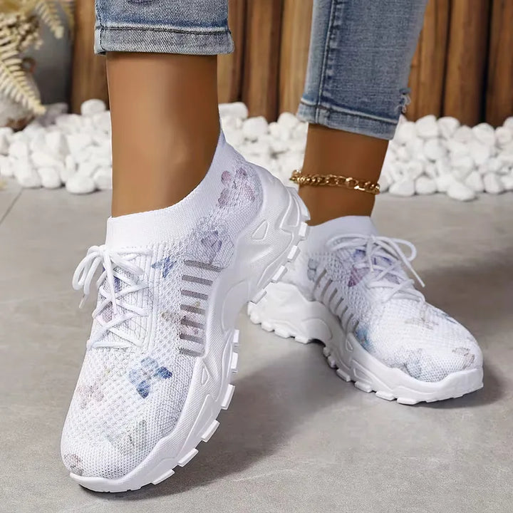 Trendy dames sneaker met vlinderprint, perfect voor lente/zomer. Comfortabele lage casual schoen.