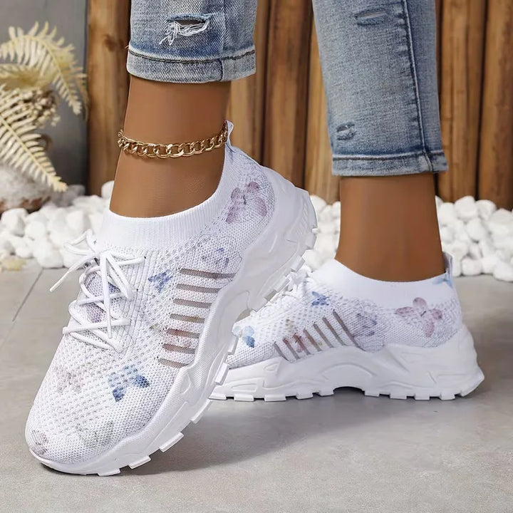 Comfortabele dames wandelsneaker met vlinderprint en platformzool. Ideaal voor dagelijkse stijl.