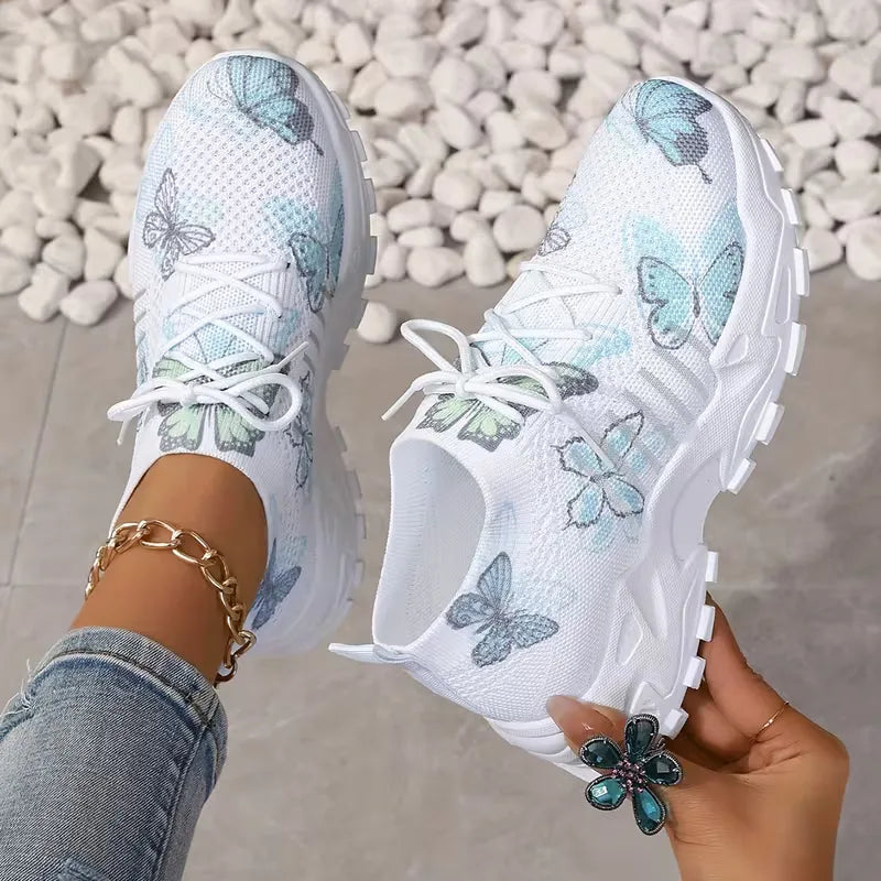 Comfortabele dames lage sneaker met vrolijke vlinderprint. Perfecte casual schoen voor elke dag.
