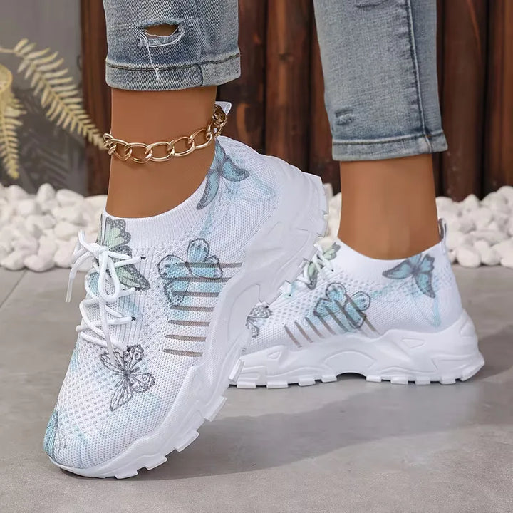 Modieuze dames sneaker met speelse vlinderprint. Lage schoen met platformzool voor lente/zomer.