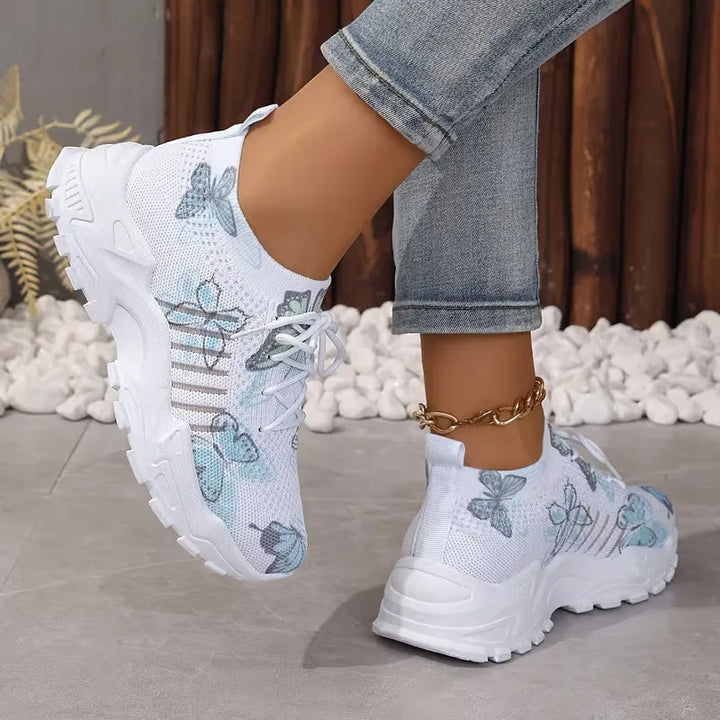 Lente/zomer dames lage sneaker met vrolijke vlinderprint. Casual schoen met comfortabele platformzool.