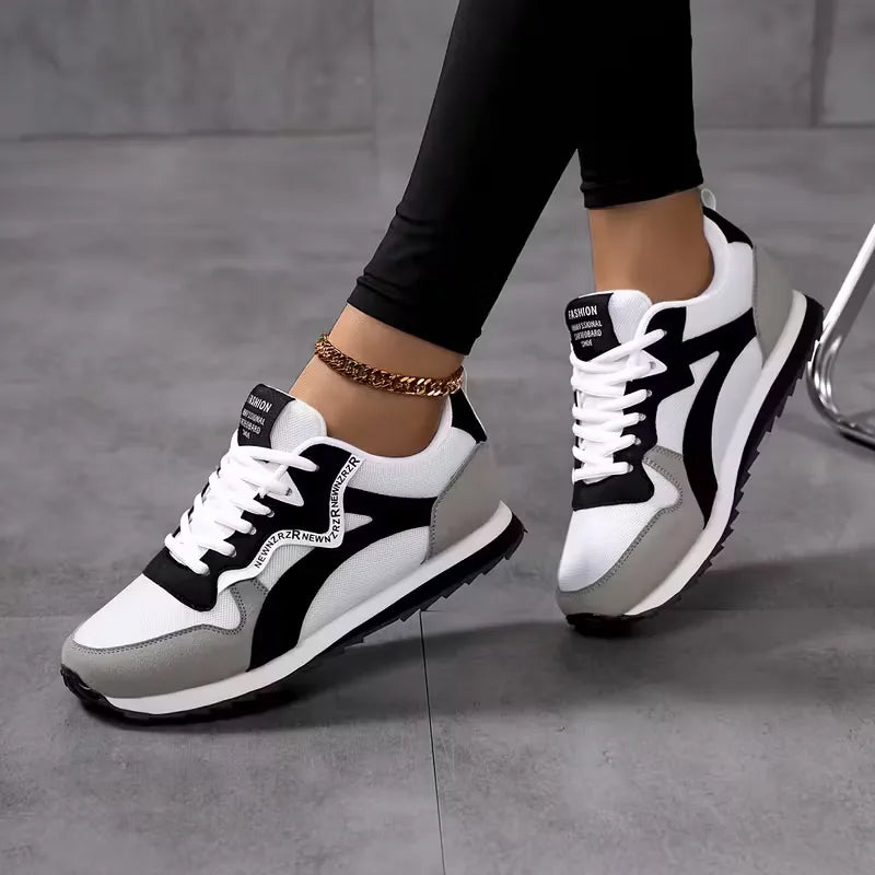 Dames lage sneakers met sportieve strepen aan de zijkant, ideaal voor een casual of zomerse look.