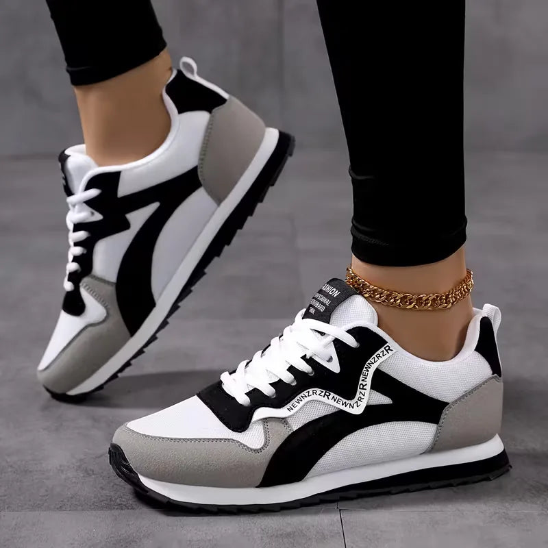 Comfortabele dames lage sneakers met trendy sportieve strepen en vetersluiting, perfect voor dagelijks gebruik.