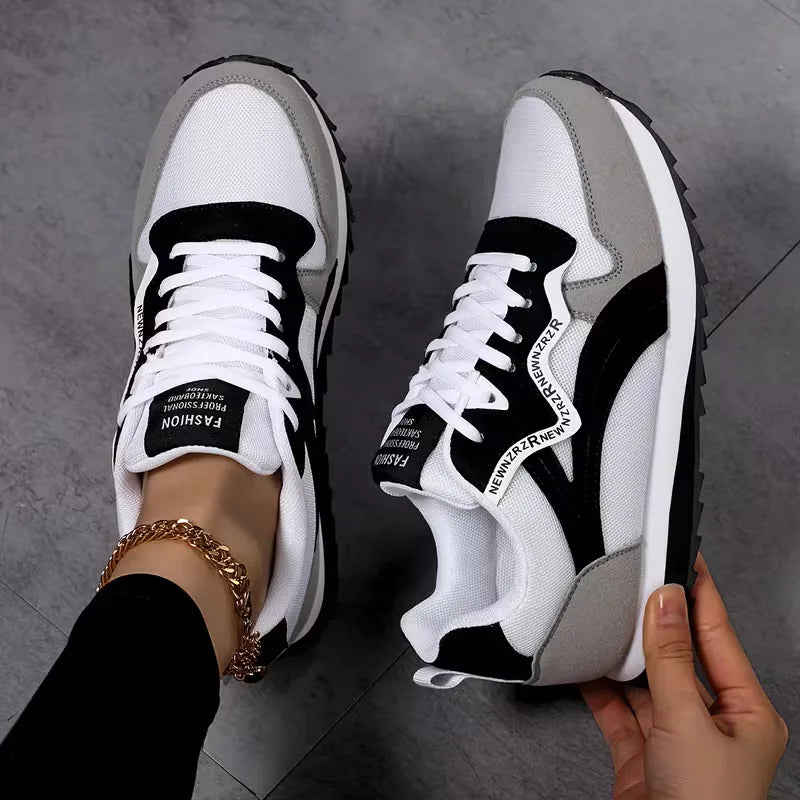 Moderne dames casual lage sneakers met gestreepte details, perfect als zomerschoenen of voor sportieve dames mode.