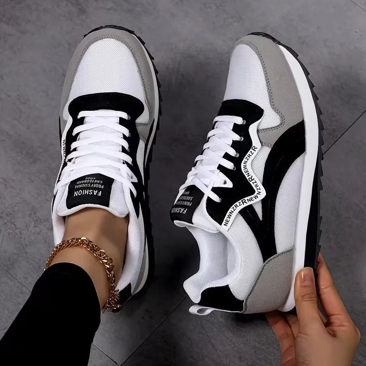 Moderne dames casual lage sneakers met gestreepte details, perfect als zomerschoenen of voor sportieve dames mode.