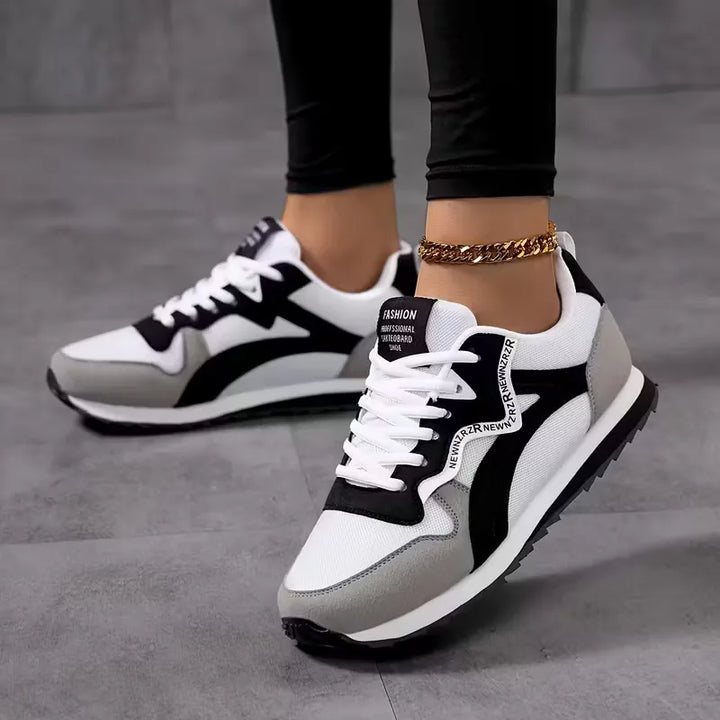 Lage dames vetersneakers met dynamische sportieve strepen, comfortabel voor wandelingen of een actieve levensstijl.