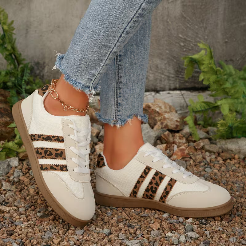 Dames lage sneakers met trendy dierenprint. Modieuze beige veterschoenen voor een casual of sportieve look.