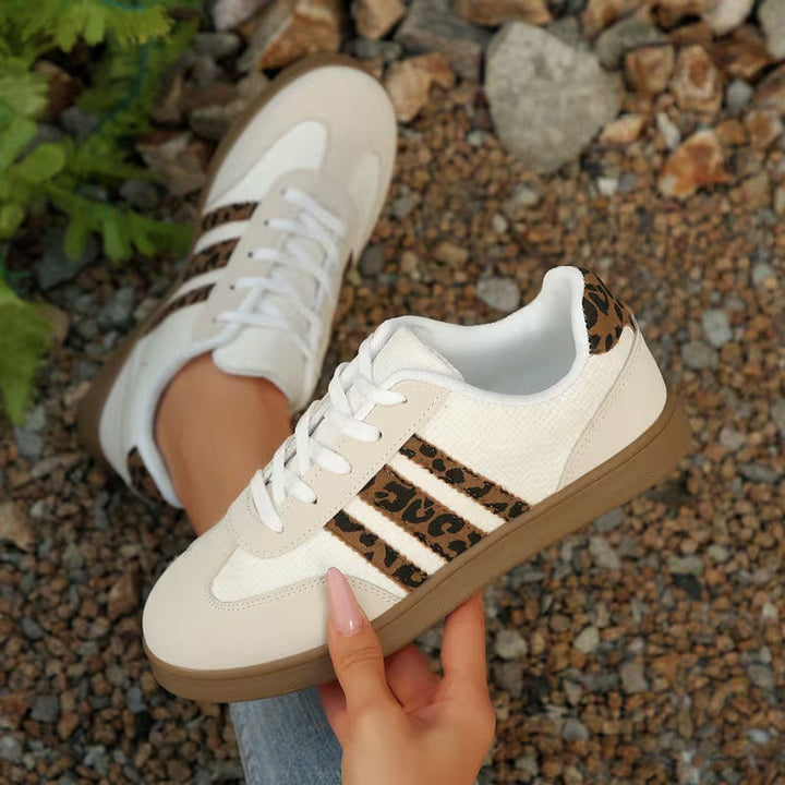 Comfortabele dames sneakers met opvallende dierenprint. Lage beige veterschoenen, ideaal voor een trendy casual stijl.