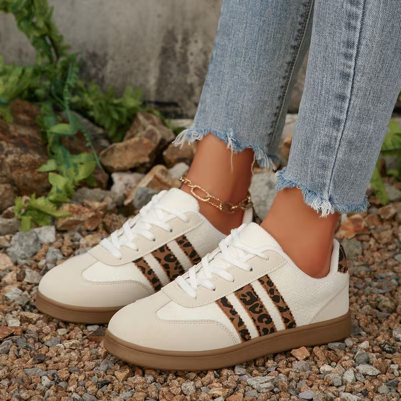 Beige dames lage sneakers met unieke dierenprint. Modieuze veterschoenen voor een trendy en sportieve uitstraling.
