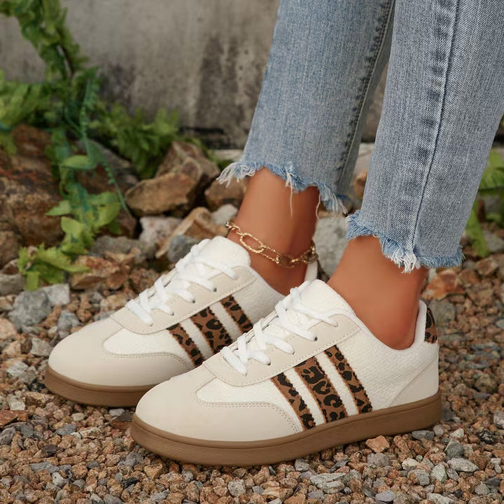 Beige dames lage sneakers met unieke dierenprint. Modieuze veterschoenen voor een trendy en sportieve uitstraling.