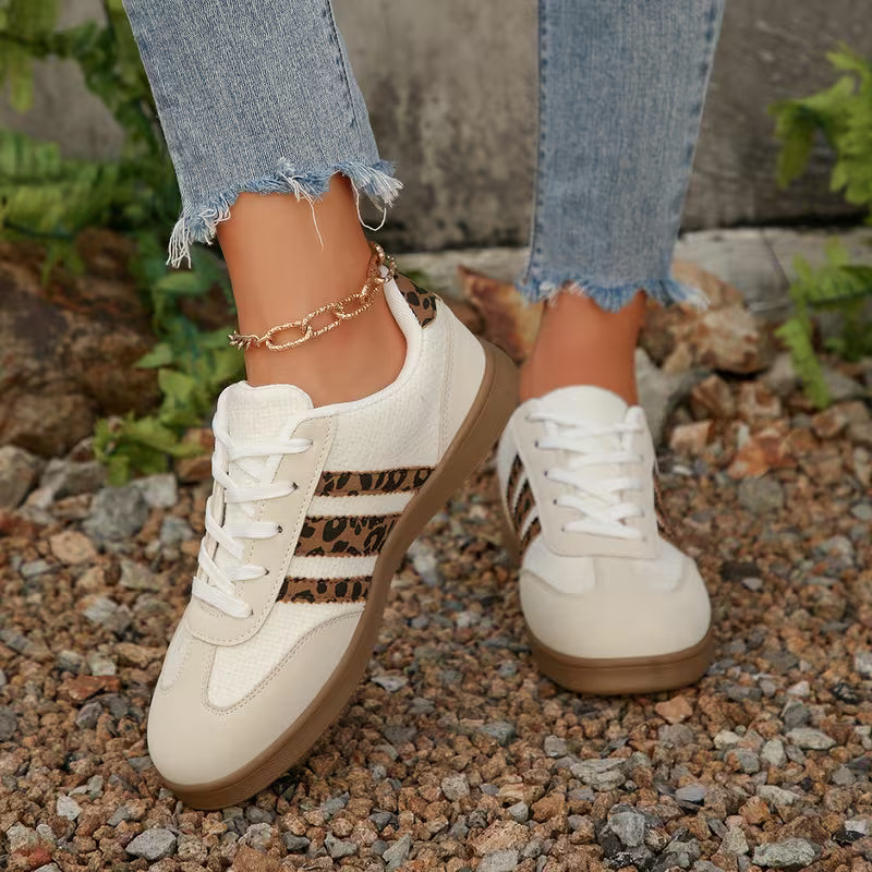 Trendy dames lage sneakers met dierenprint. Casual beige veterschoenen die comfort en stijl combineren.