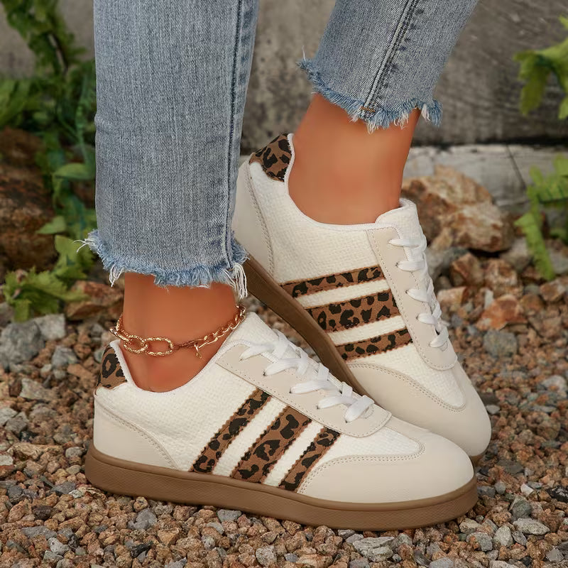 Modieuze beige dames sneakers met dierenprint. Lage veterschoenen voor een trendy en sportieve look, perfect comfort.