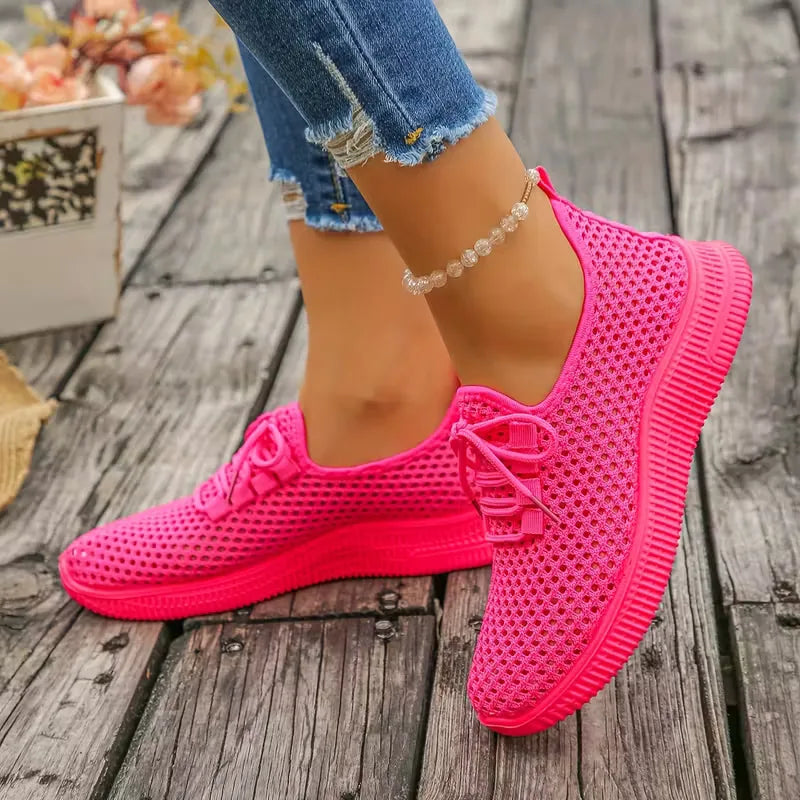 Zijaanzicht van dames lage sneakers met geweven patroon, vetersluiting en comfortabele zool voor casual stijl.