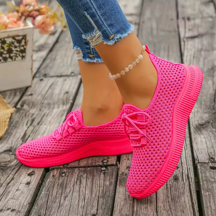Zijaanzicht van dames lage sneakers met geweven patroon, vetersluiting en comfortabele zool voor casual stijl.