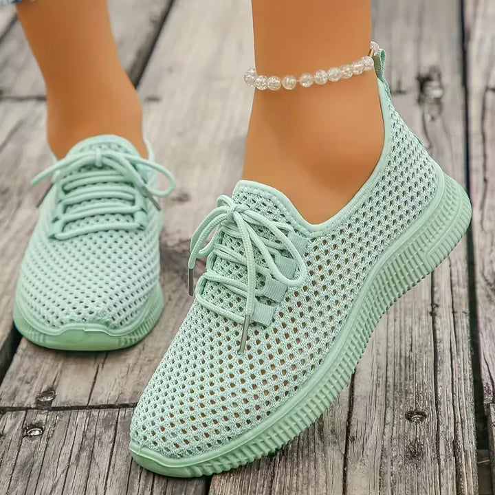 Gedetailleerd shot van het geweven design op ademende dames lage sneakers, comfortabel voor lente/herfst.