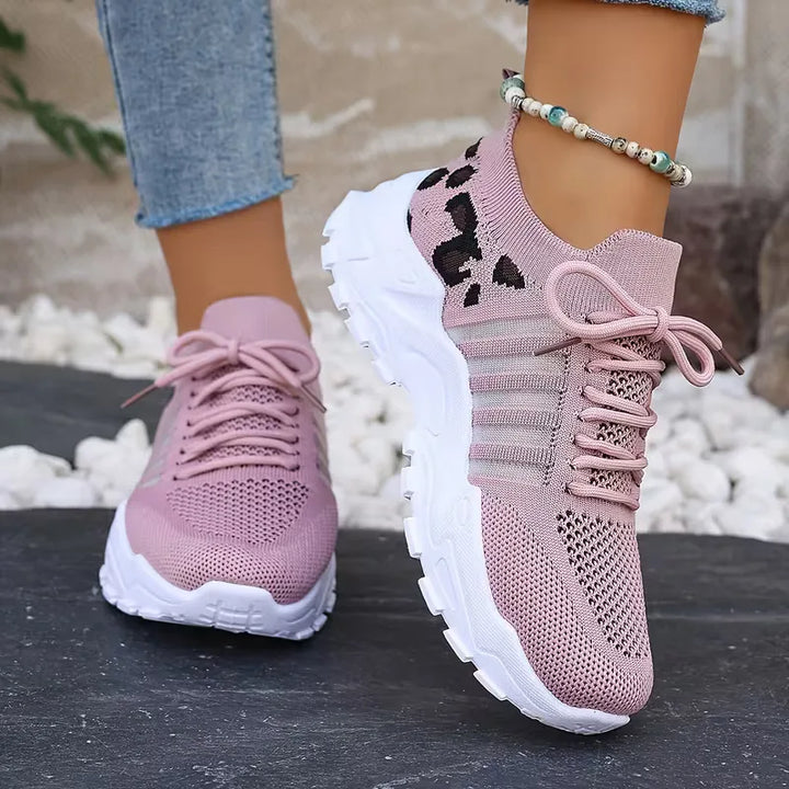 Lente mode: comfortabele dames lage sneakers met luipaardprint, dikke zool en trendy sportieve uitstraling.