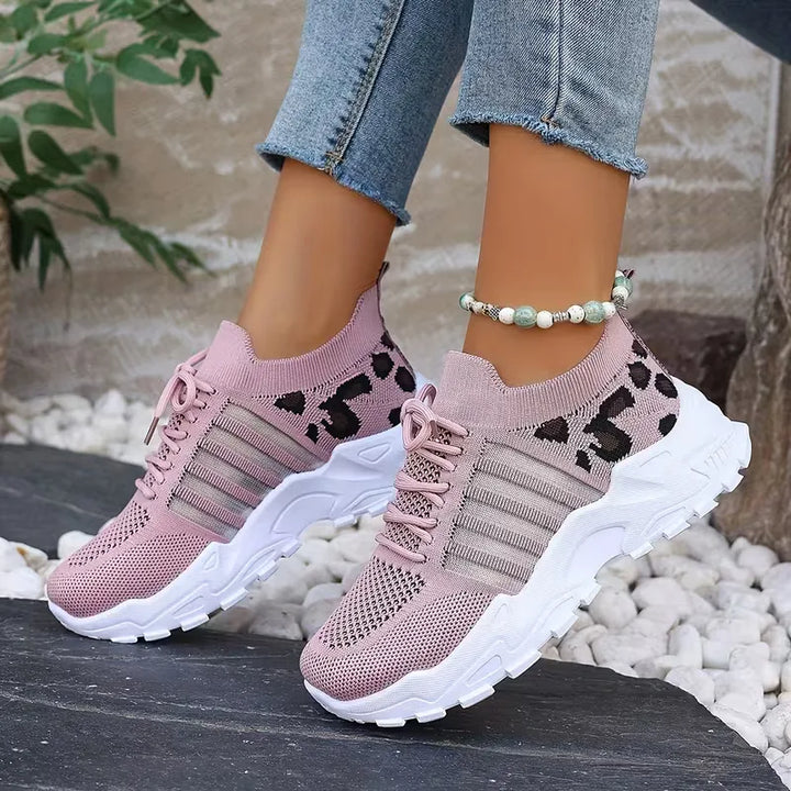 Trendy dames lage sneakers met luipaardprint, sportieve chunky zool en casual uitstraling. Comfortabel mode-item.