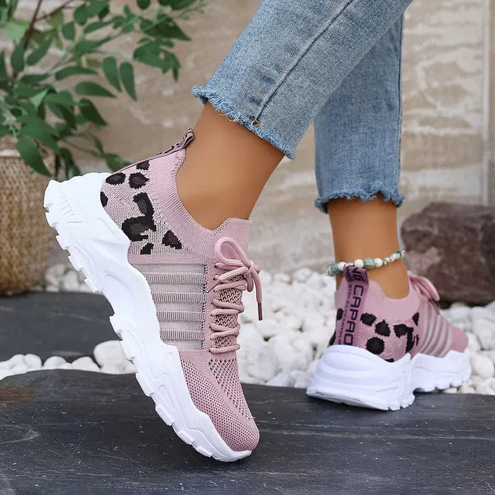 Opvallende leopardprint dames lage sneakers met comfortabele en moderne chunky zool. Trendy en sportief.