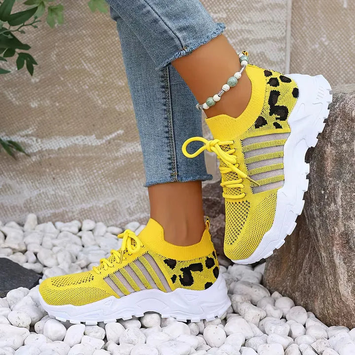 Modieuze dames lage sneakers met luipaardprint, dikke witte zool en comfortabele pasvorm. Voor casual en sportief.
