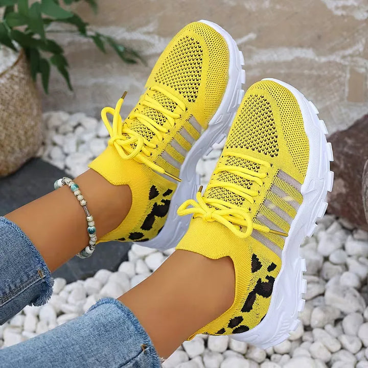 Zwart-witte dames lage sneakers met leopardprint en sportieve chunky zool. Trendy en comfortabel.