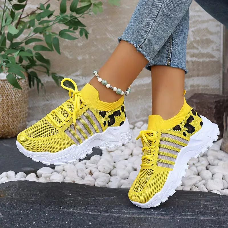Lichtroze dames lage sneakers met luipaardprint details en comfortabele chunky zool. Ideaal voor trendy lente mode.
