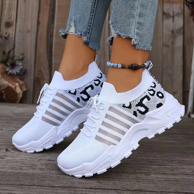 Hippe dames lage sneakers met opvallende leopardprint en sportieve dikke zool. Trendy casual schoenen.