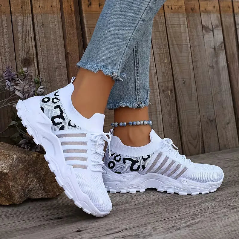 Zwarte dames lage sneakers met subtiele leopardprint, comfortabele dikke zool. Perfect voor trendy zomer outfits.