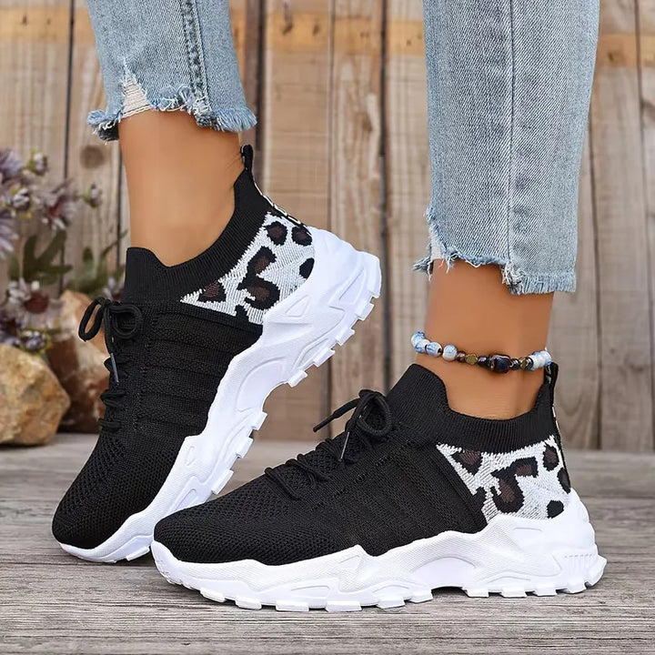 Gele dames lage sneakers met leopardprint details en sportieve chunky zool, perfect voor zomerse mode.