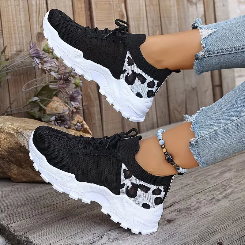 Dames lage sneakers van bovenaf, trendy luipaardprint en dikke witte zool, klaar voor de lente mode.