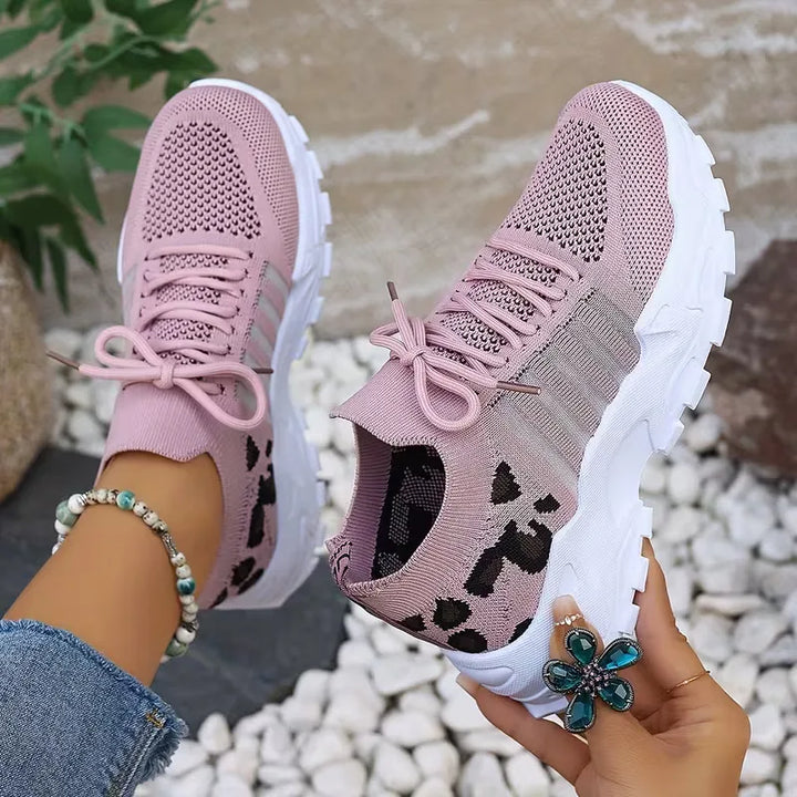 Zomerse dames lage sneakers met trendy leopardprint en chunky zool, perfect voor een sportief-casual outfit.