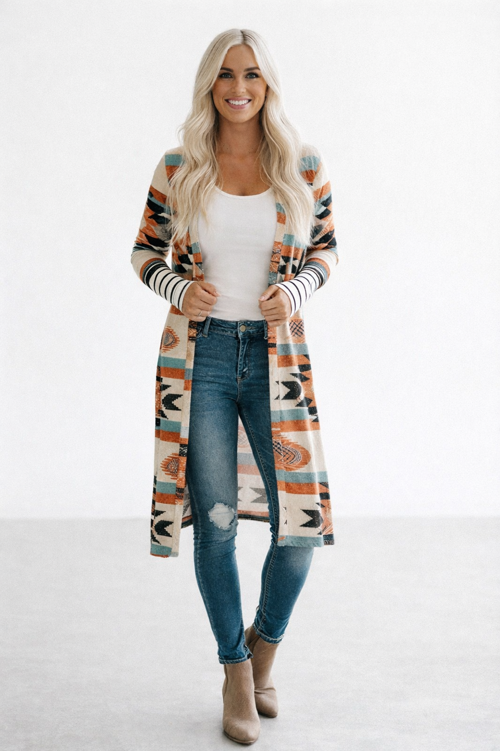 Trendy dames lang vest met opvallende geometrische blokken in felle kleuren, perfect voor stijlvolle herfst- en lenteoutfits.