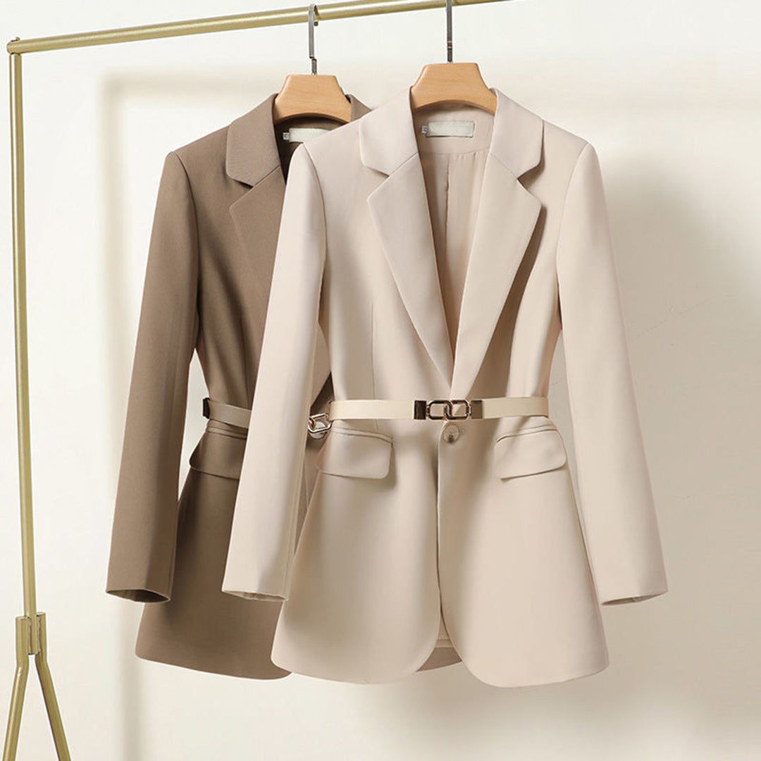 Modieuze getailleerde dames blazer met riem, ideaal als overgangsjas voor een elegante look.