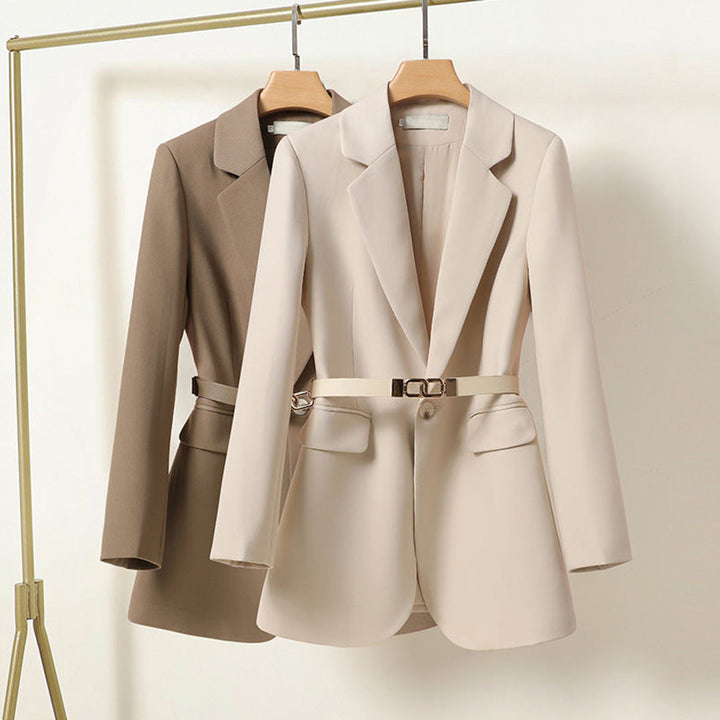 Modieuze getailleerde dames blazer met riem, ideaal als overgangsjas voor een elegante look.
