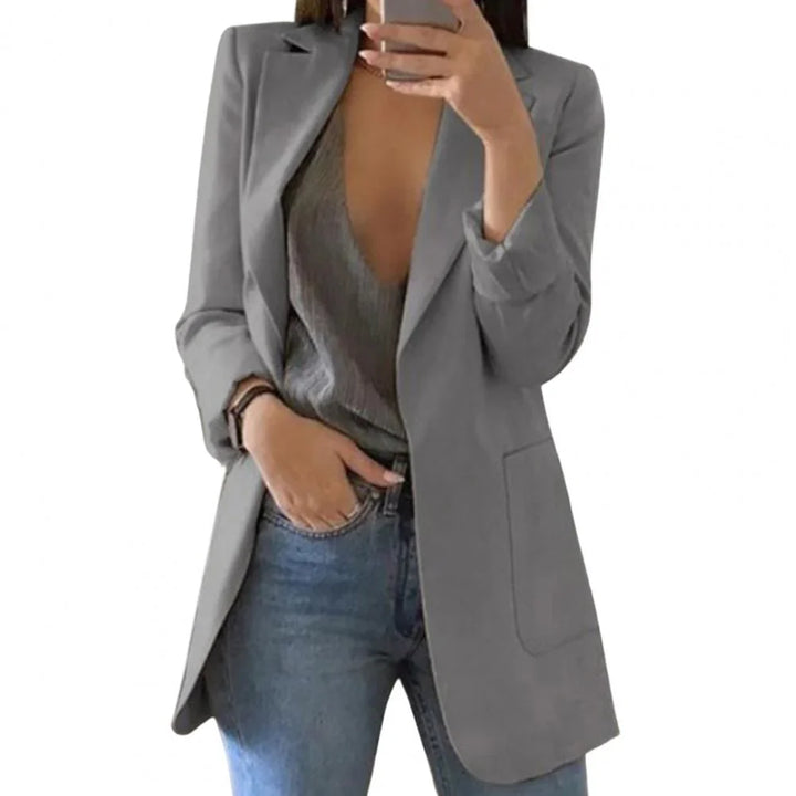 Stijlvolle damesblazer met lange snit en getailleerde pasvorm, perfect voor damesmode, zakelijk en casual.