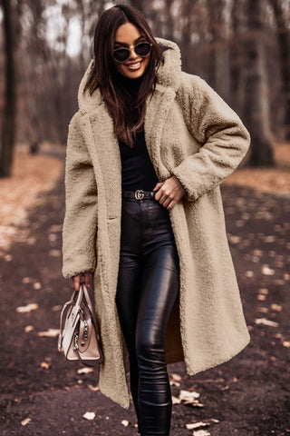 Dames lange teddy jas met capuchon in beige, perfect voor winterse warmte en comfort.