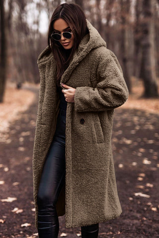 Dames winterjas: lange teddy jas met capuchon, combineert mode met ultiem draagcomfort.