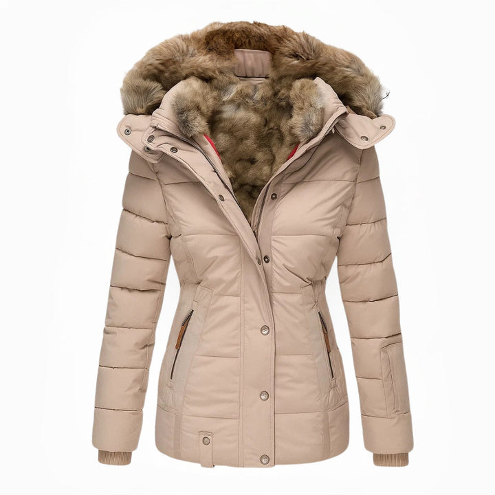 Moderne dames capuchonjas, lange winterjas met elegante belijning en praktische kenmerken.